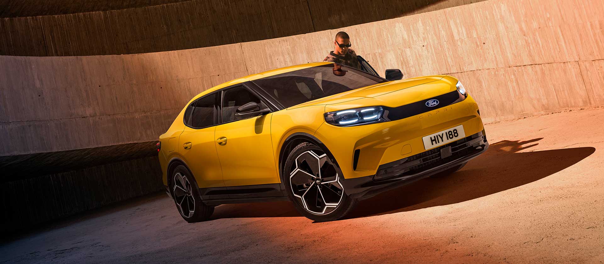 El nuevo SUV eléctrico Ford Capri® en amarillo estacionado en un aparcamiento.