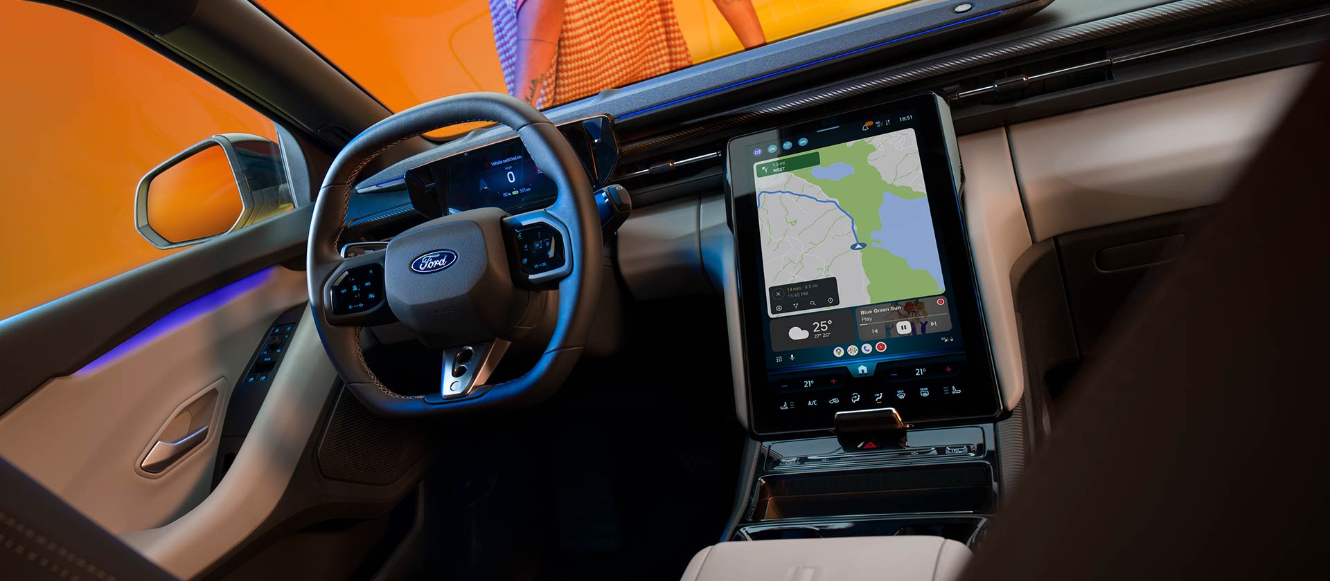 El interior del nuevo Ford Capri® eléctrico, con gran pantalla táctil y sistema de navegación por satélite conectado a la nube.