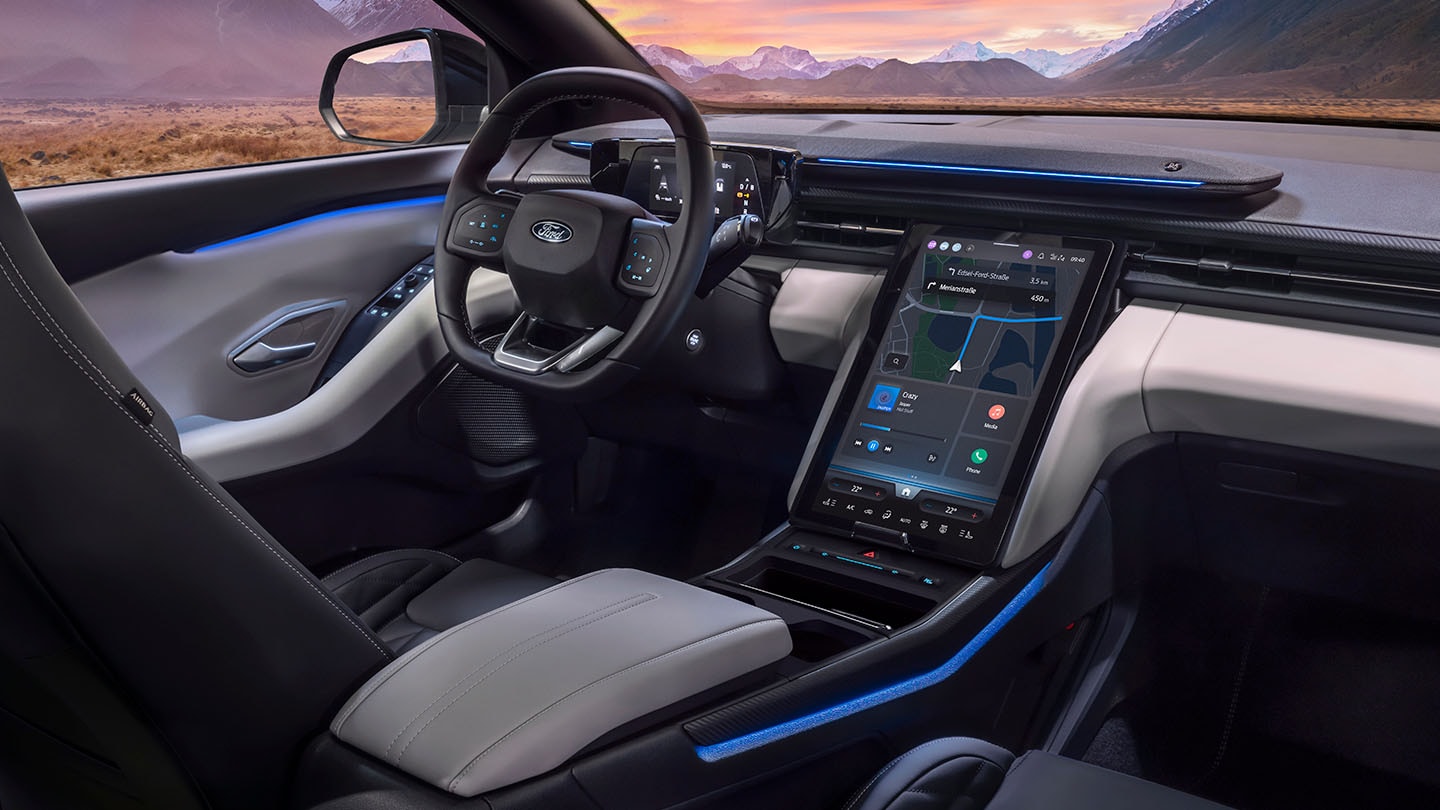 El interior del nuevo Ford Explorer® totalmente eléctrico con iluminación ambiental azul.