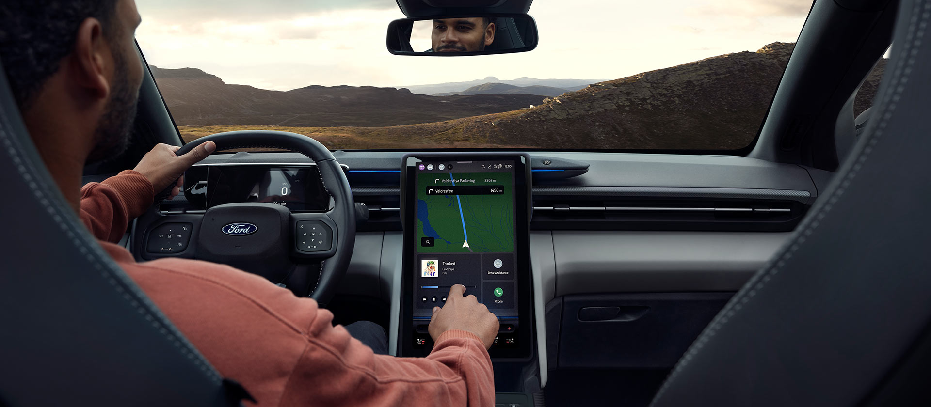 Un conductor interactuando con la pantalla táctil SYNC® Move de 14,6" del Ford Explorer.