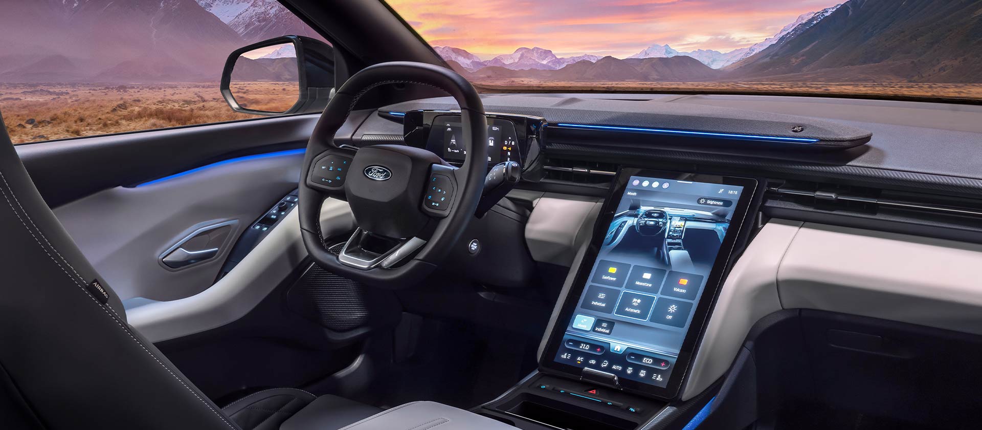 El interior del nuevo Ford Explorer® totalmente eléctrico con iluminación ambiental azul.