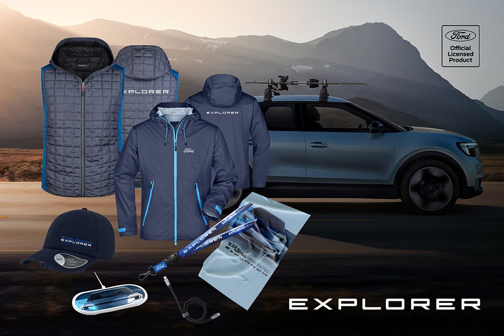 Colección de productos Ford con varios vehículos Ford como fondo, incluyendo paraguas, tazas y prendas de ropa con la marca Ford.