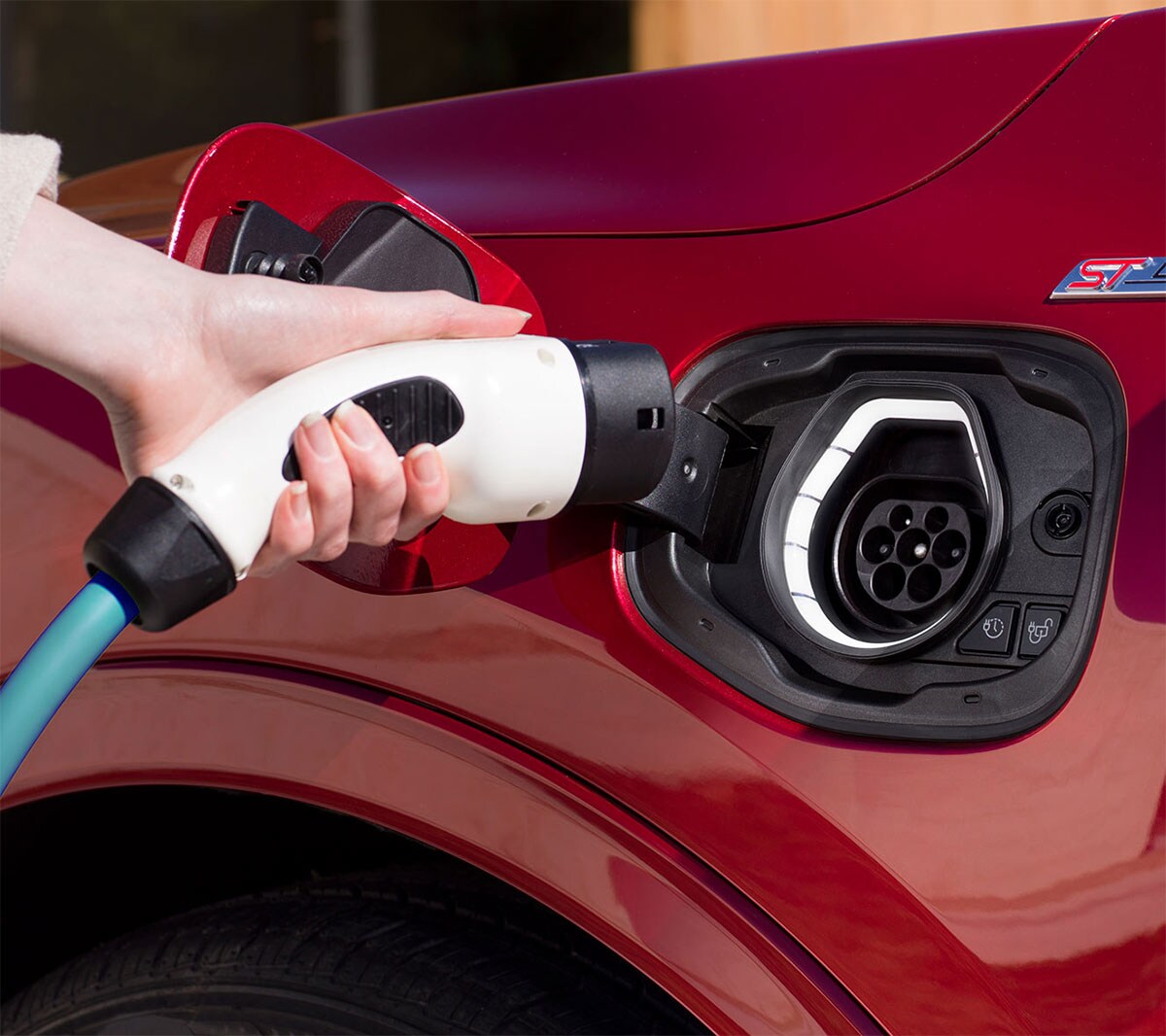 Puerto de carga híbrido enchufable Ford Kuga Puerto de carga híbrido enchufable Ford Kuga
