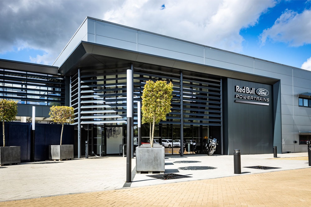 La oficina central de Red Bull Ford Powertrains: un edificio moderno con el logotipo de la empresa en el exterior.
