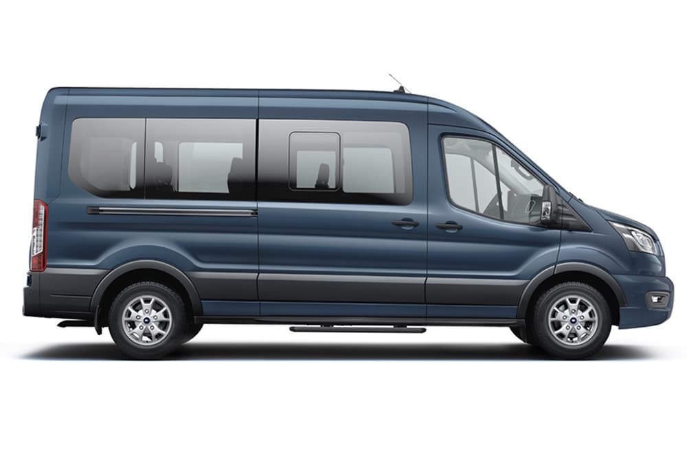 Ford Transit Minibus azul, parte de la gama de monovolúmenes y vehículos de transporte de pasajeros Ford.
