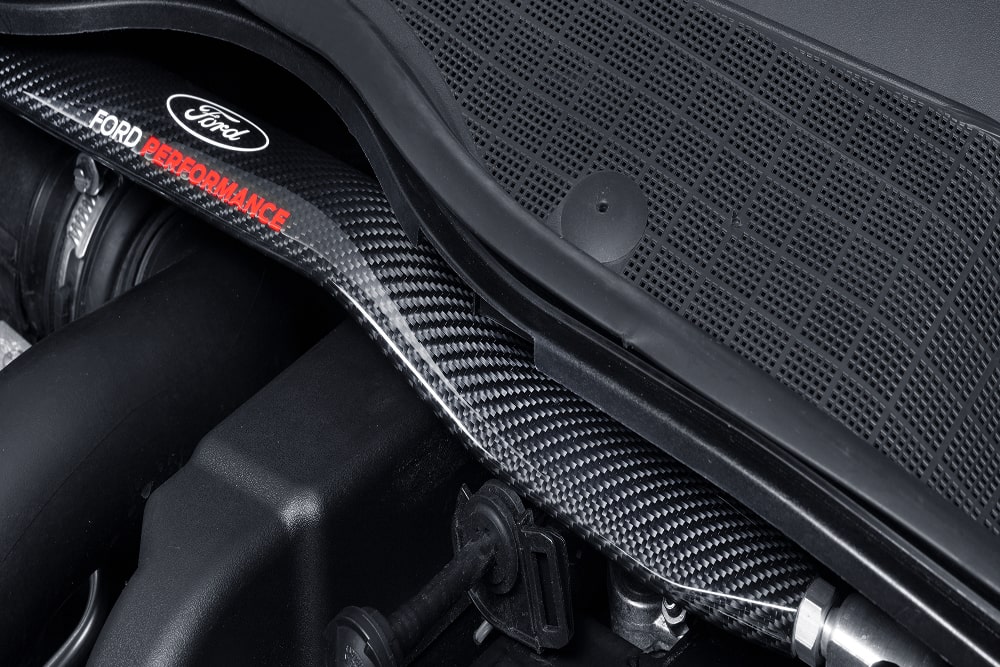Primer plano de un componente del motor de un coche deportivo Ford.