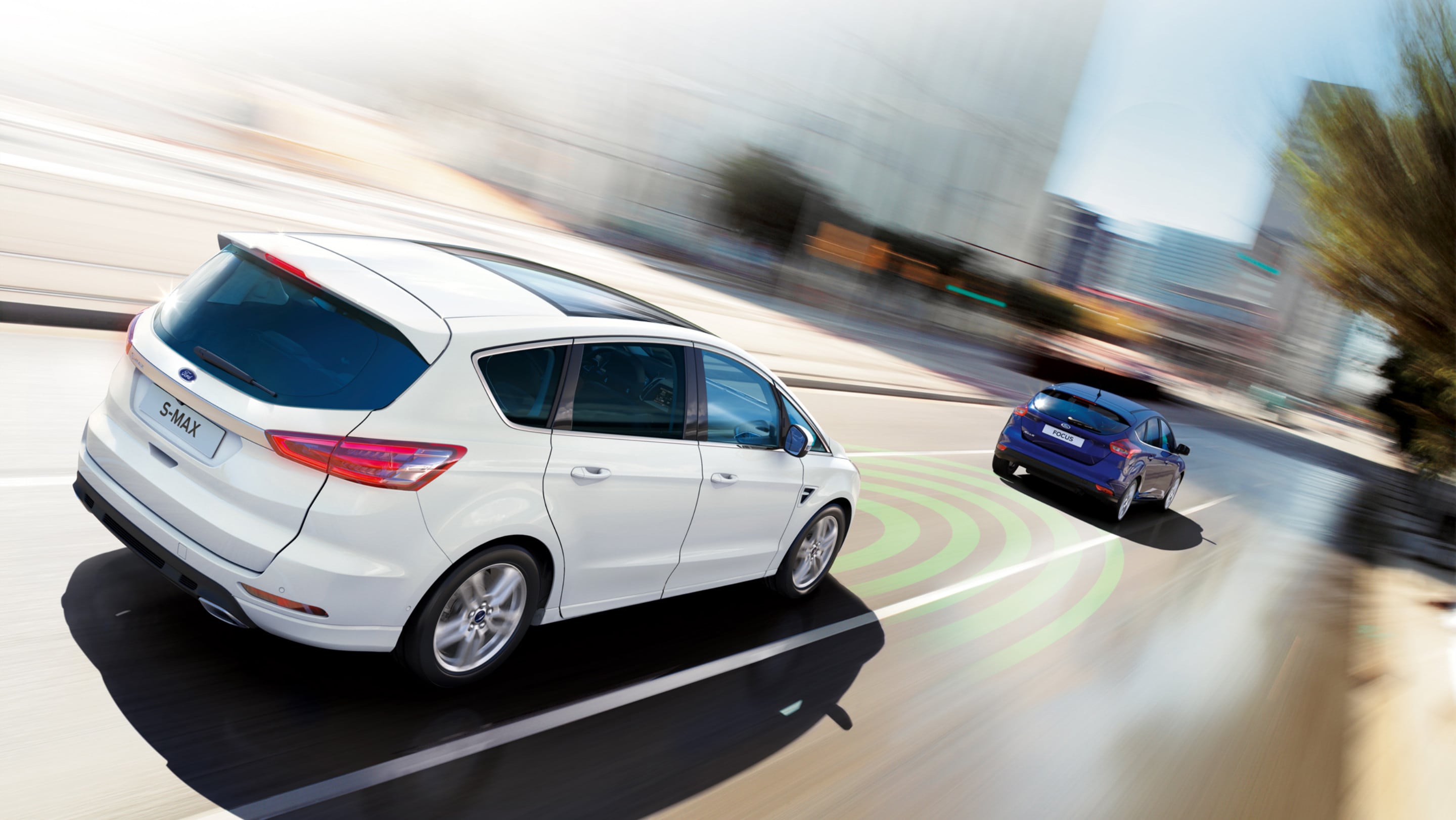 Whte Ford S-MAX in motion in the city