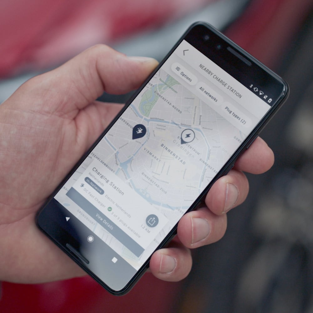 Una persona usando la aplicación FordPass en un teléfono inteligente