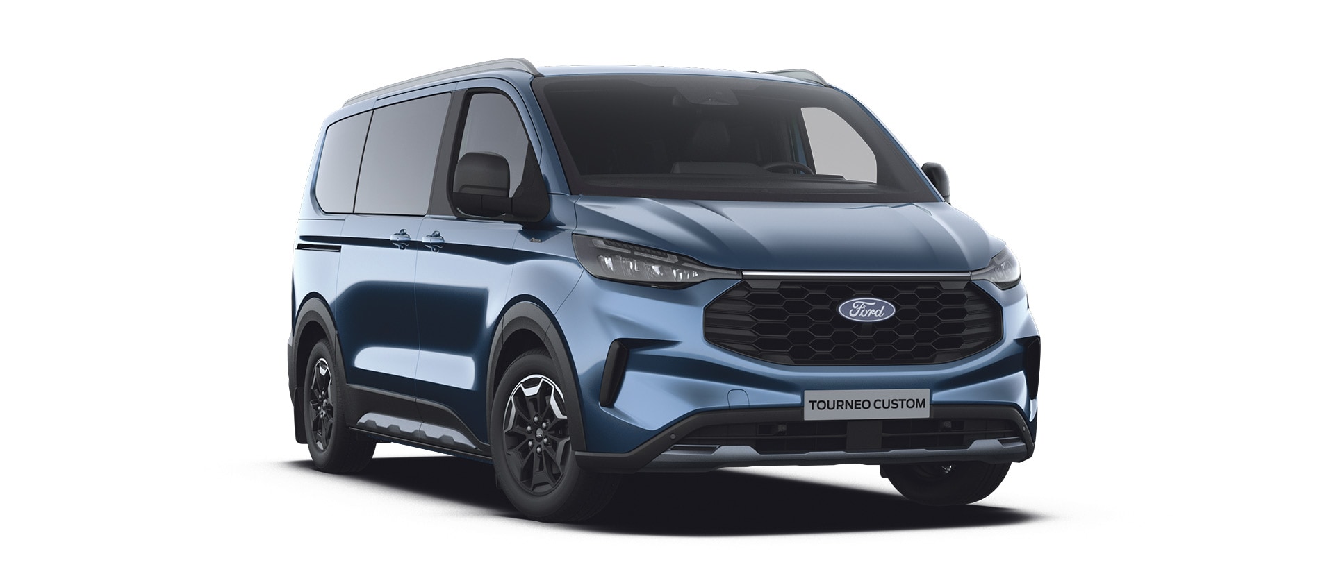 Vista en ángulo hacia la parte delantera izquierda de una Ford Tourneo Custom Active azul.