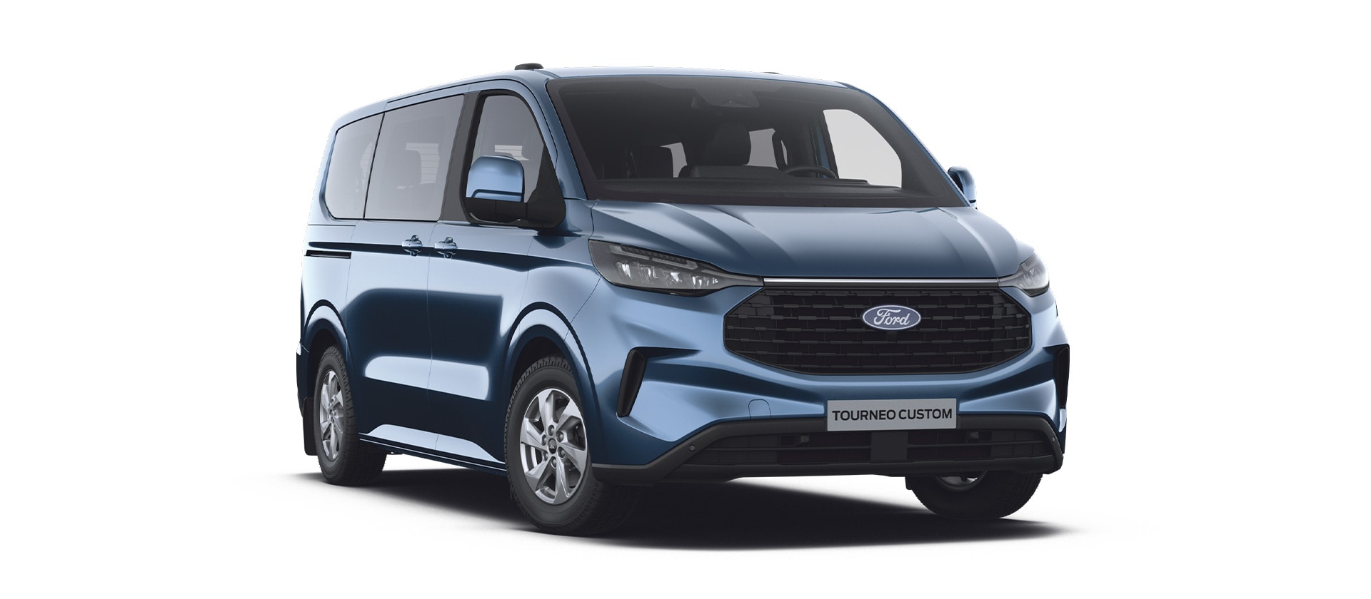 Vista en ángulo hacia la parte delantera izquierda de un Ford Tourneo Custom Trend azul.