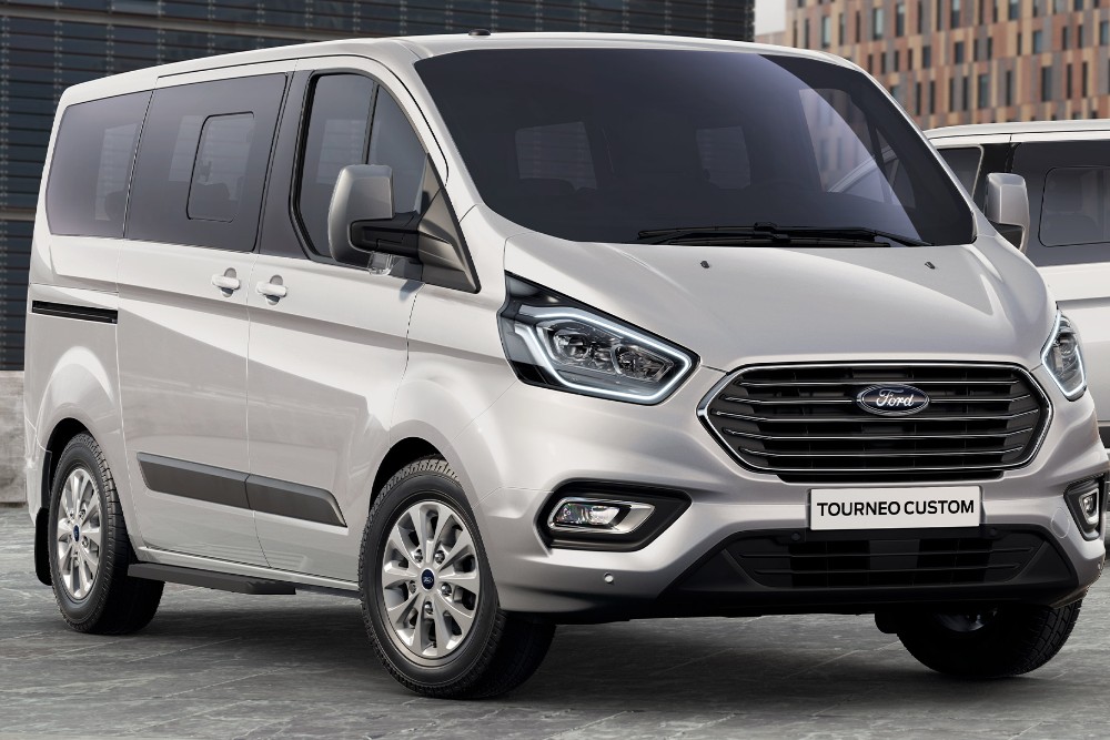 Ford Transit Custom de color plata aparcada. Vista de tres cuartos delantera