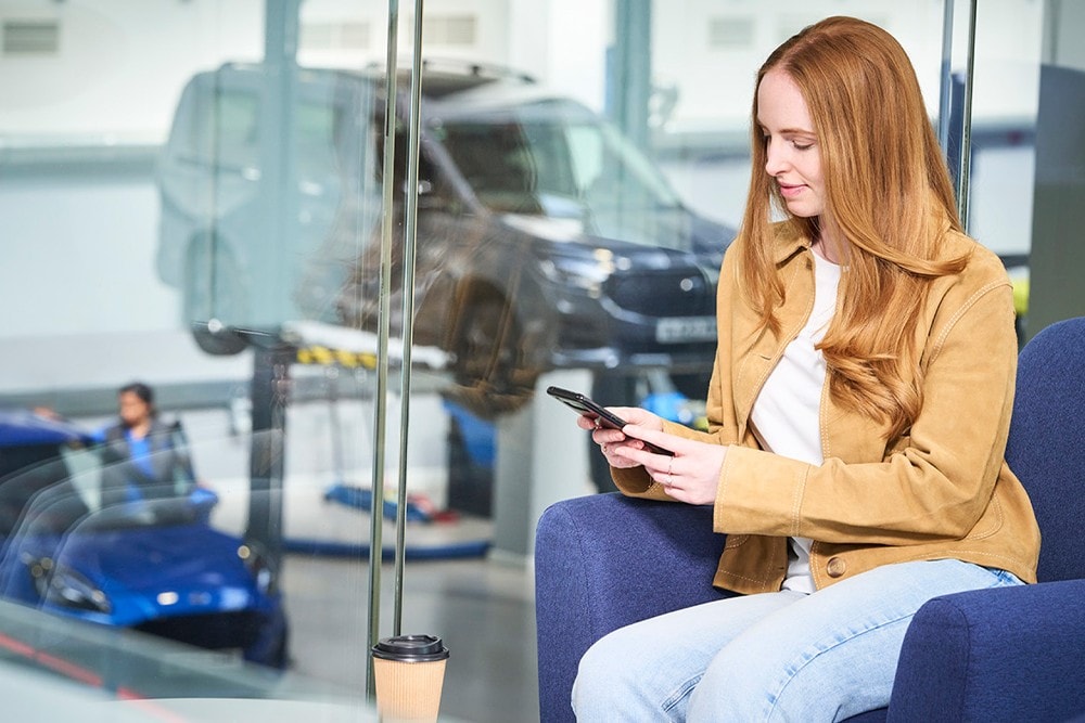 Mujeres consultando Ford Seguros