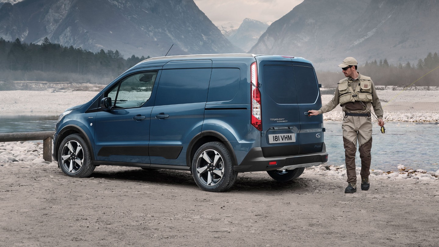 Ford Transit Connect en Azul Chrome en movimiento en el campo.