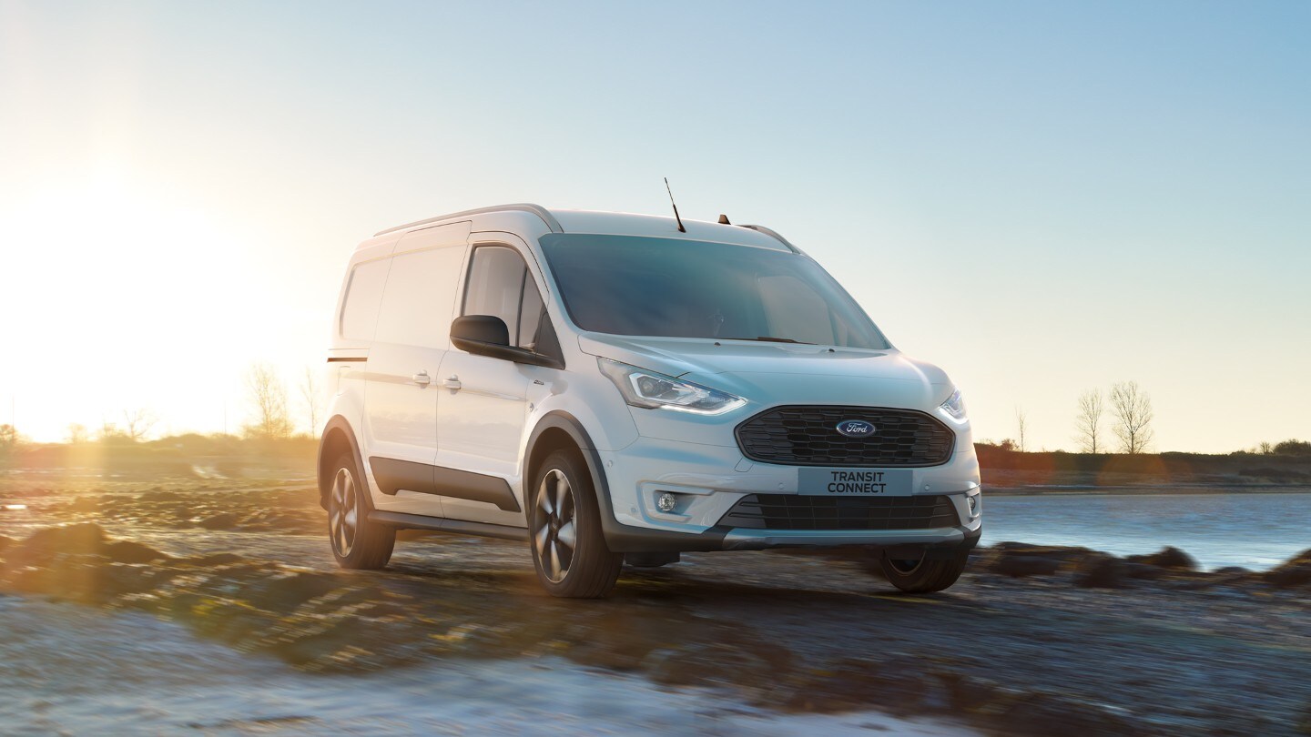 Ford Transit Connect en Azul Chrome aparcada junto a un edificio.