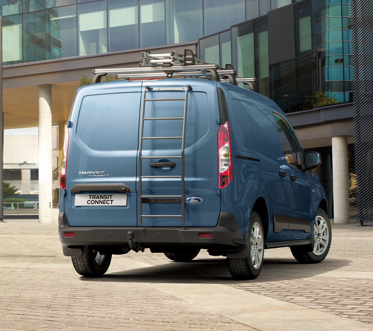 Ford Transit Connect en Azul Chrome en movimiento con las luces delanteras encendidas.