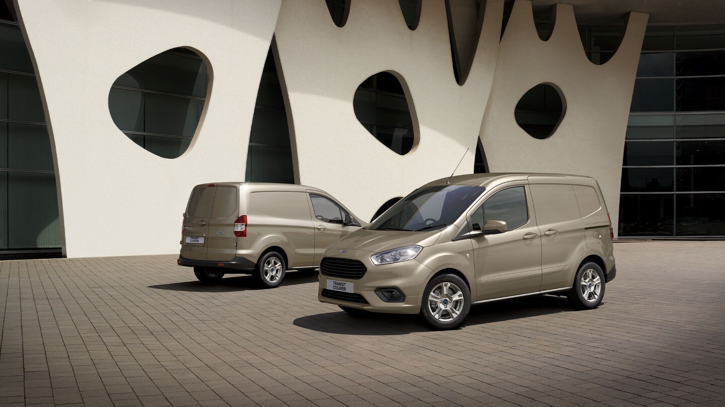 Transit Courier Van en Azul chrome aparcada en una floristería 