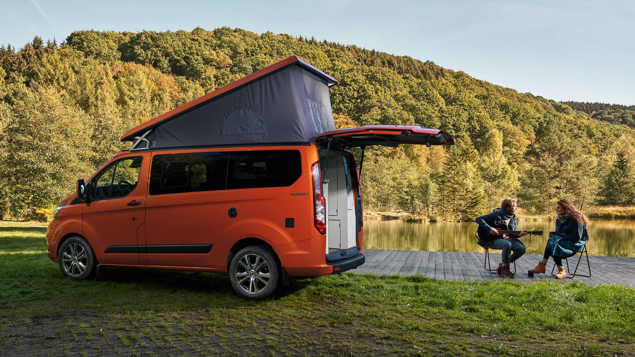 Ford Transit Nugget con una pareja de camping
