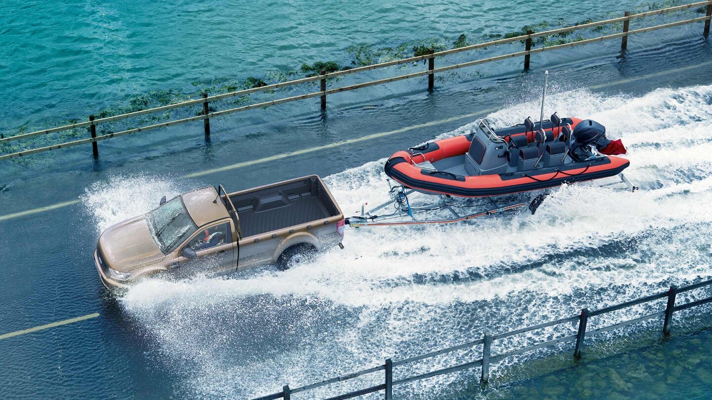 Ford Ranger remolca una lancha de carreras en el agua