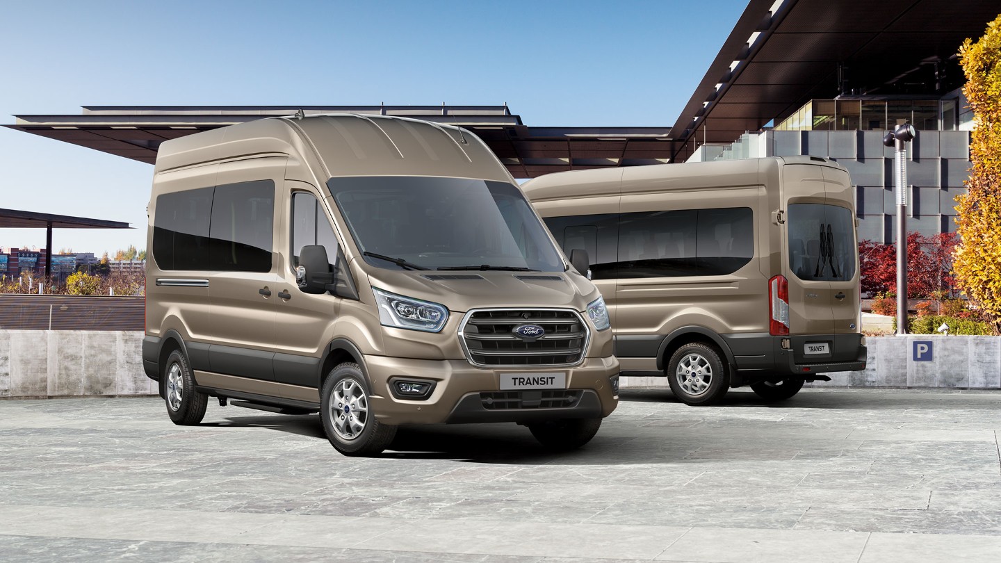 Ford Transit Minibus aparcada