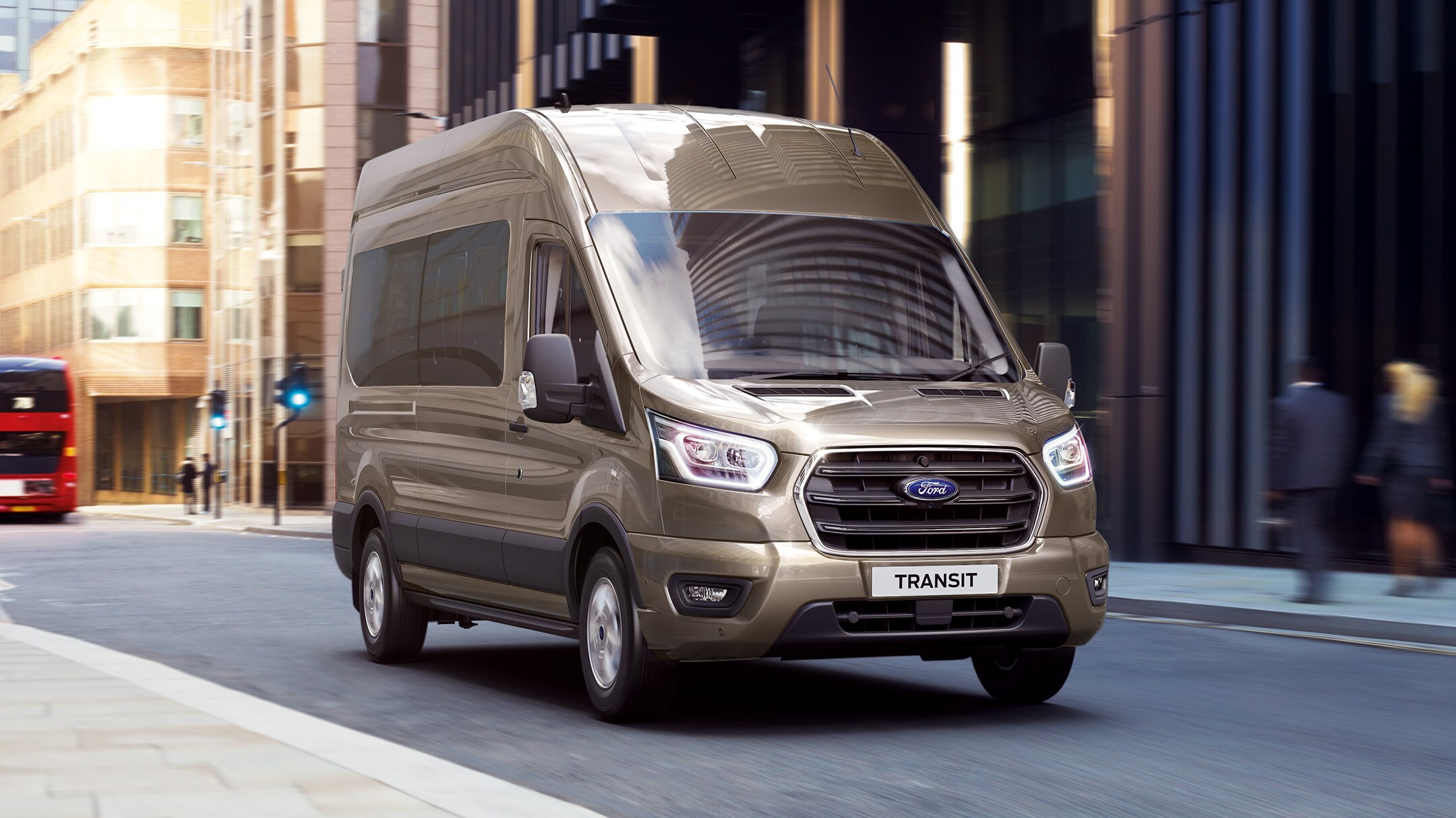 Ford Transit Minibus circulando