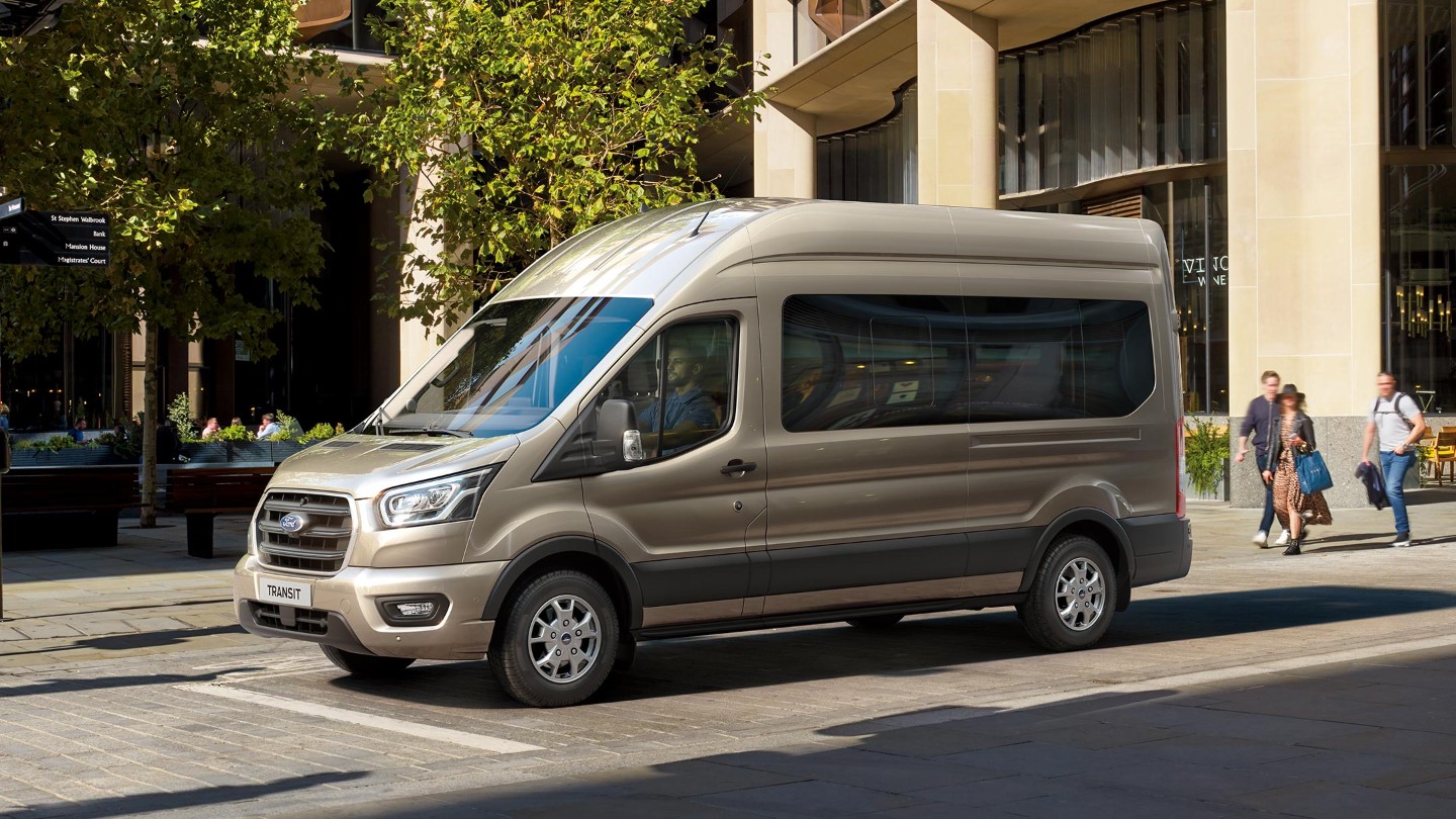 Ford Transit Minibus en la calle