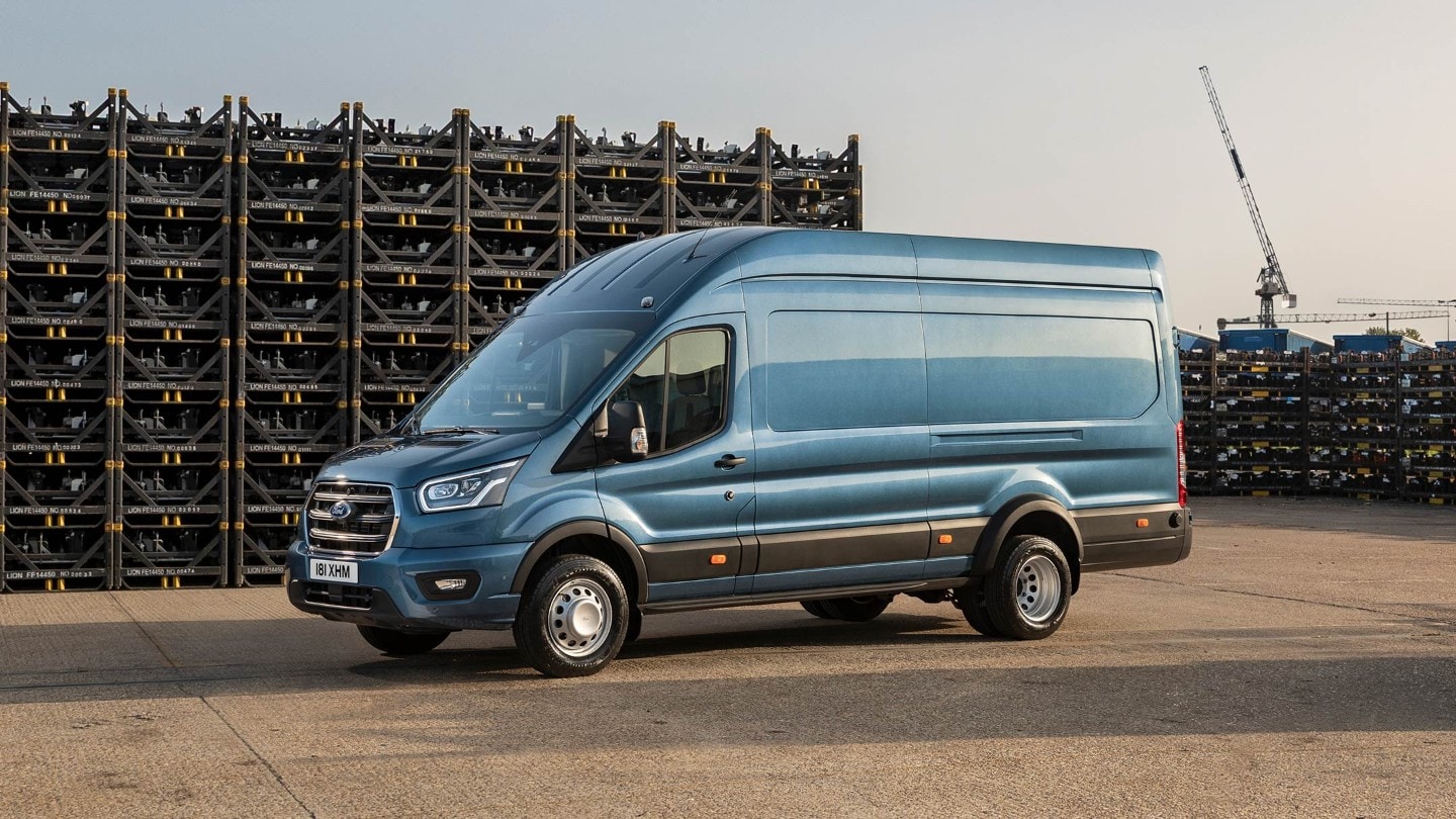 Nueva Ford Transit circulando