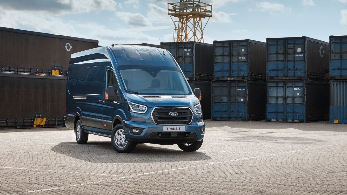 Visión frontal Nueva Ford Transit aparcada