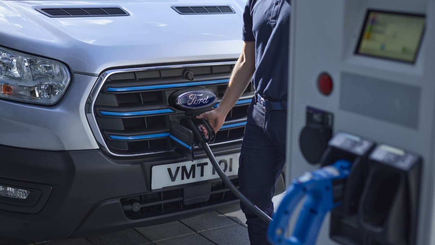 Nueva Ford E-Transit vista de cerca de la toma de carga detrás de la parrilla delantera