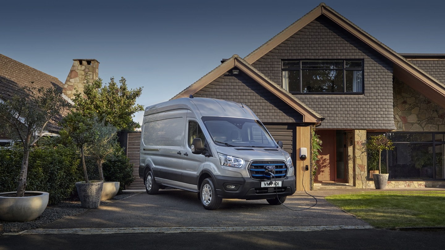 Nueva Ford E-Transit cargando en casa