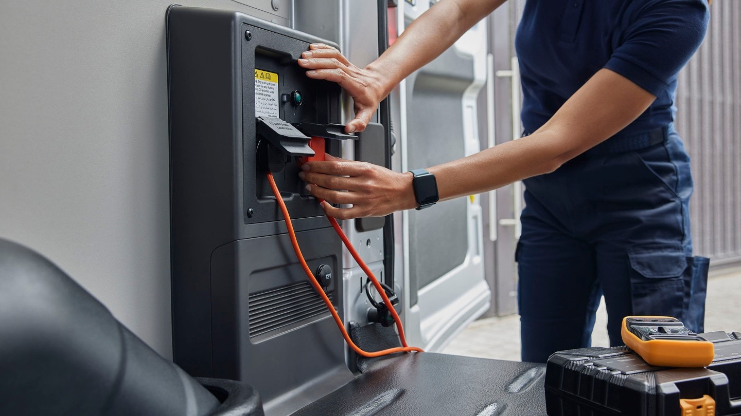 Primer plano de una persona utilizando la caja de carga trasera pro power