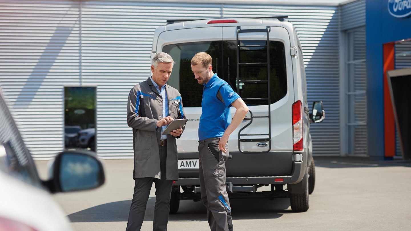 Una persona del servicio técnico y una Ford E-Transit 