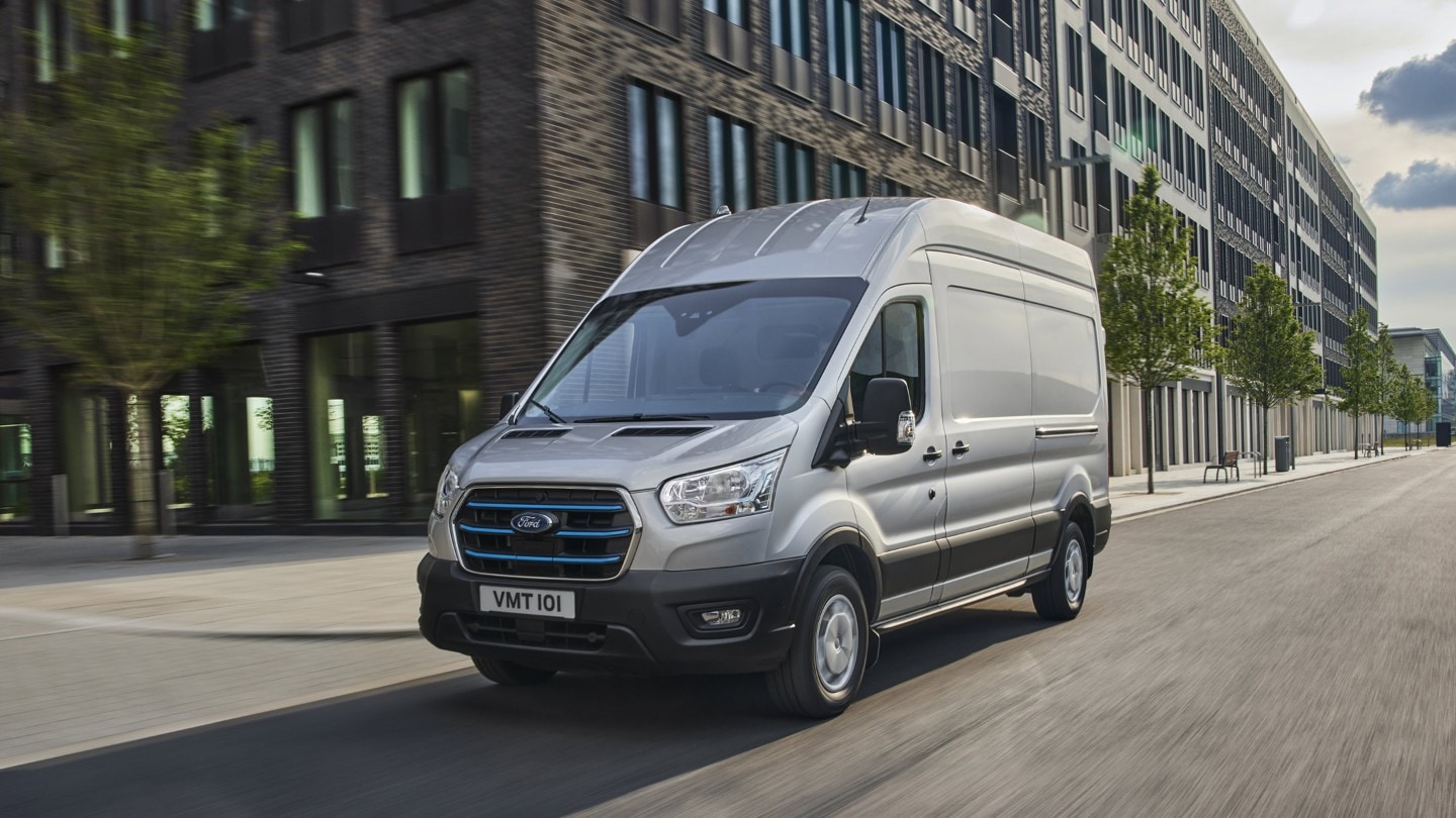 Nueva Ford E-Transit circulando por ciudad 3/4 vista frontal