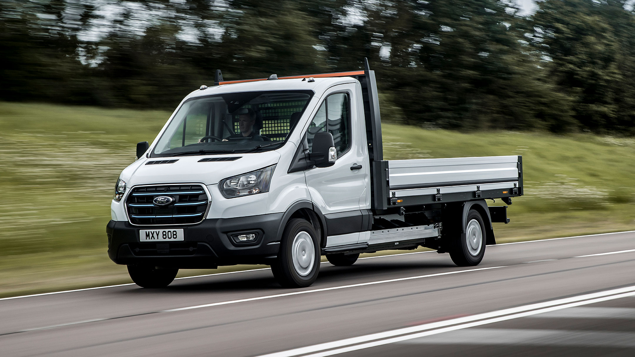 Ford E-Transit circulando por autopista