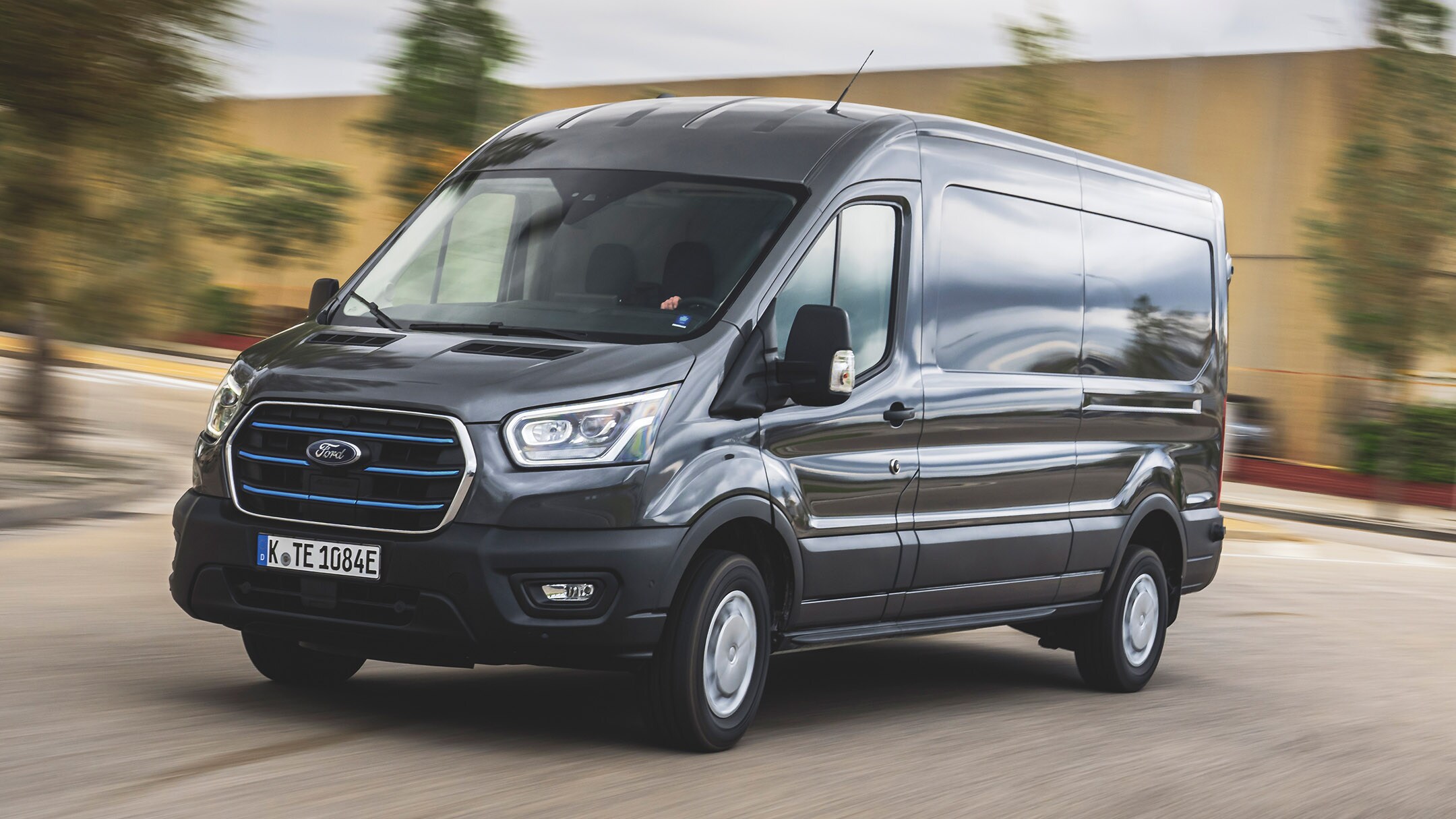 Ford E-Transit circulando por autopista