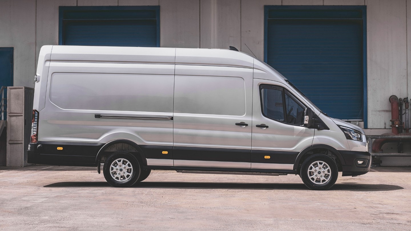 Vista exterior Ford E-Transit cargando