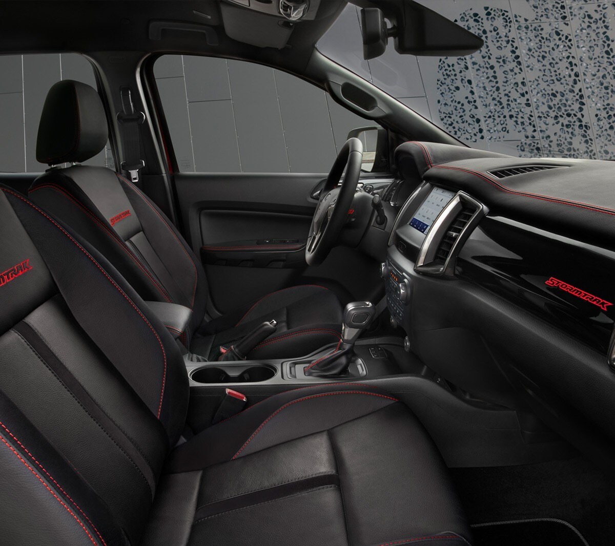 Ford Ranger Stormtrak vista interior y asientos delanteros