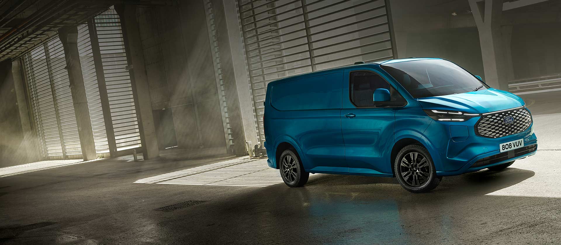 Una furgoneta eléctrica Ford E-Transit Custom azul.