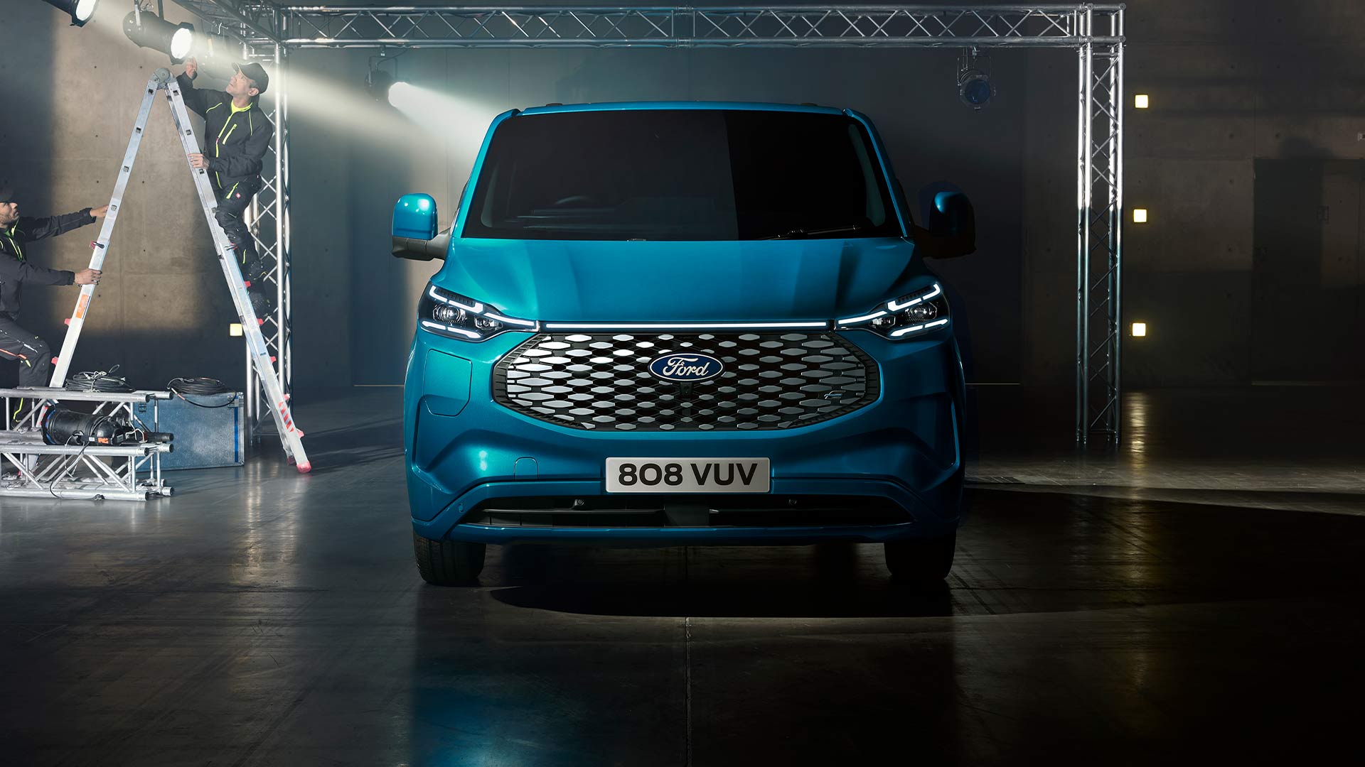 Vista delantera de una furgoneta eléctrica Ford E-Transit Custom azul.