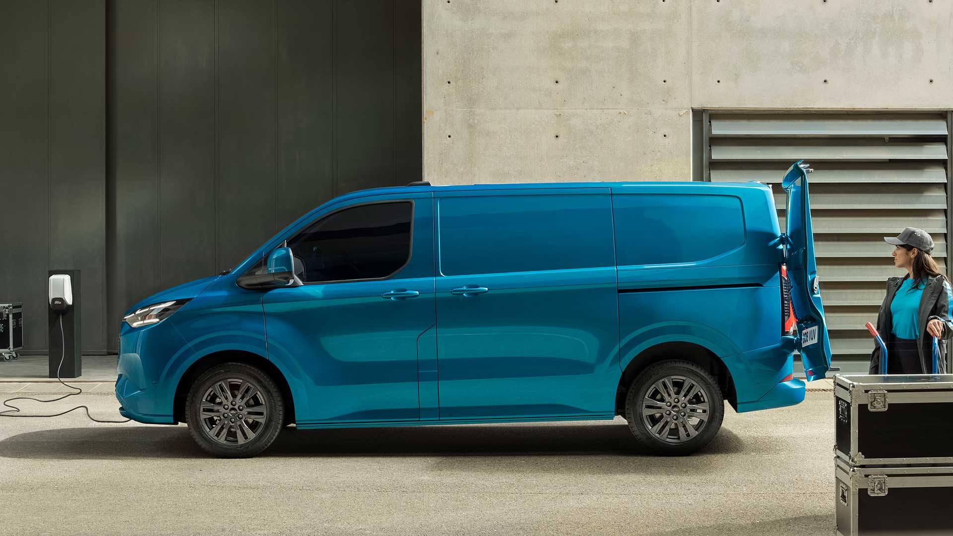 Una furgoneta eléctrica Ford E-Transit Custom azul cargando.