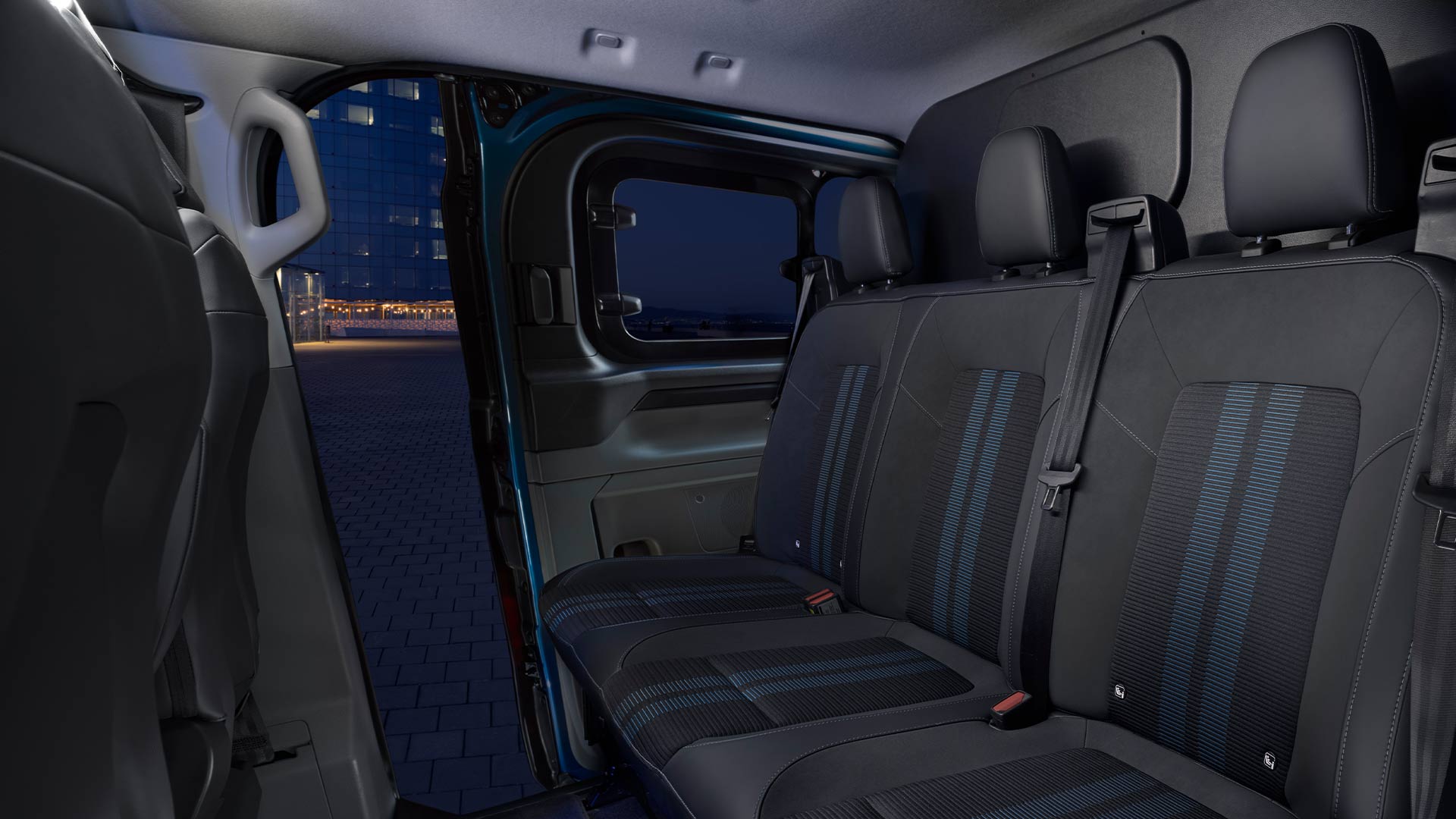 Asientos de la segunda fila de una Ford E-Transit Custom DCIV.