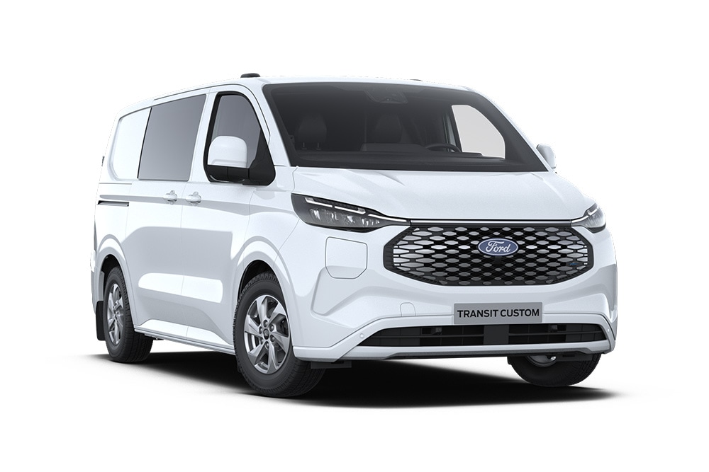 Vista delantera en ángulo de una furgoneta eléctrica Ford E-Transit Custom MultiCab en blanco.