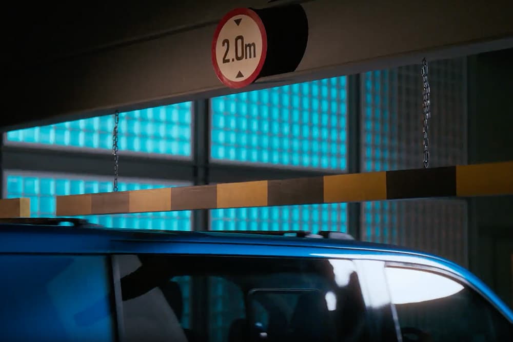 Una furgoneta eléctrica Ford E-Transit Custom azul entrando en un garaje.