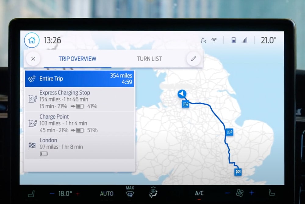 Pantalla de navegación de una furgoneta eléctrica Ford E-Transit Custom que muestra una descripción general de la ruta.