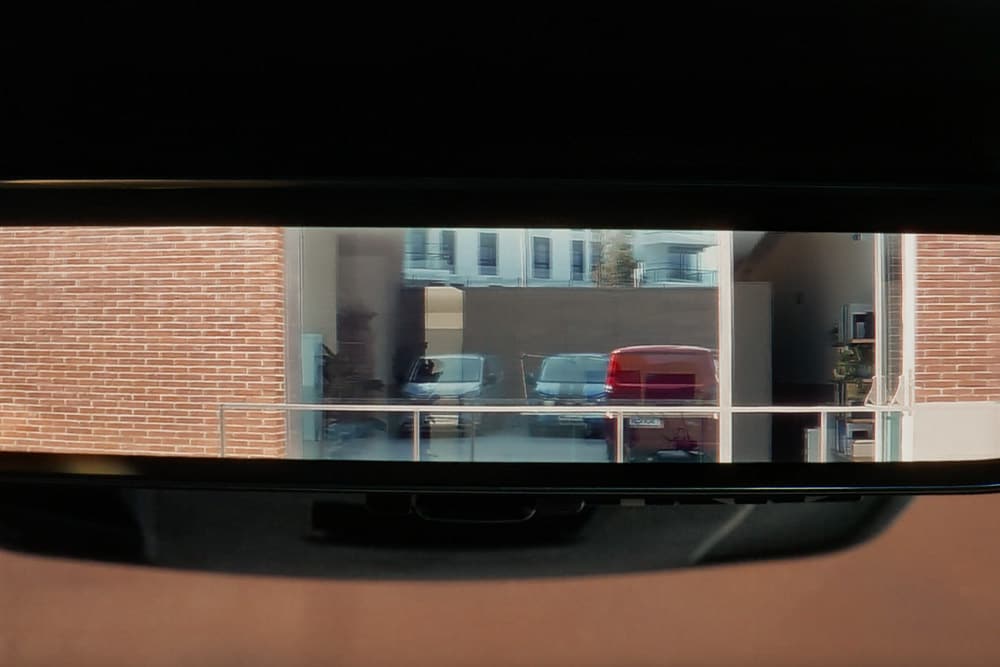 Espejo retrovisor dentro de una furgoneta eléctrica Ford E-Transit Custom.