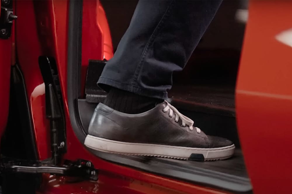 Un pie entrando en una furgoneta eléctrica Ford E-Transit Custom.