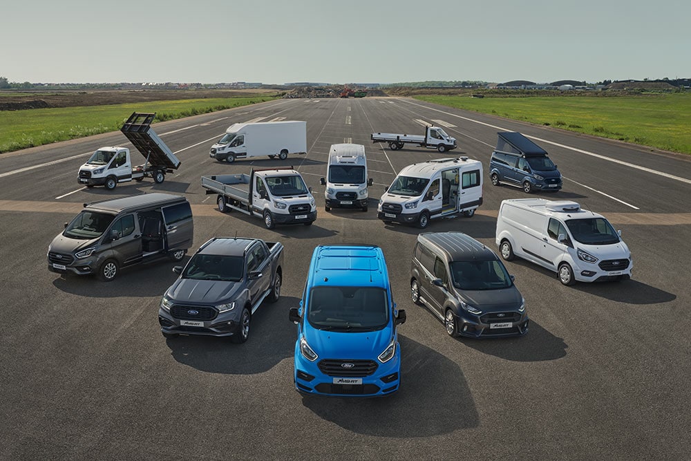 Gama de vehículos comerciales Ford en exposición.