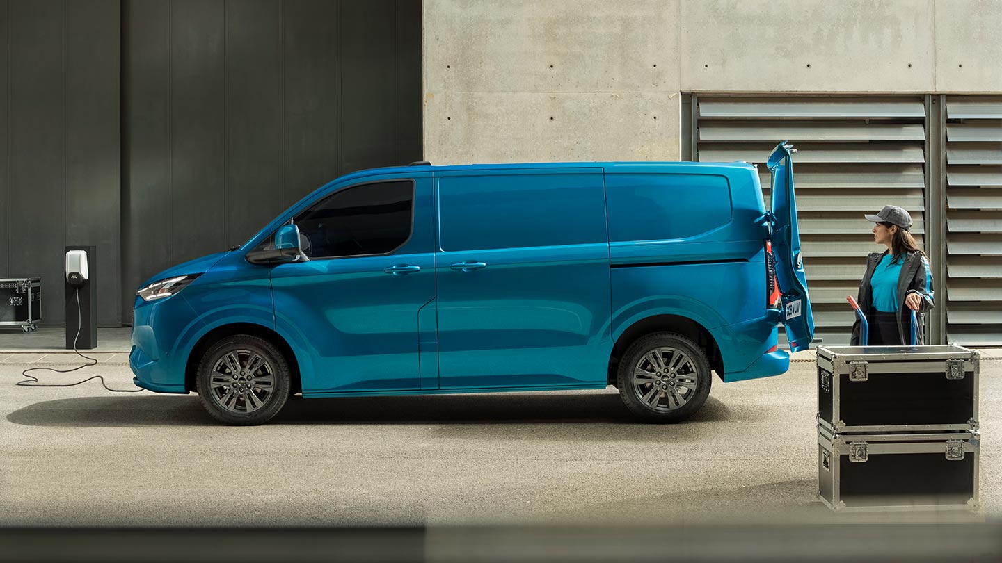 Una furgoneta eléctrica Ford E-Transit Custom azul cargando.