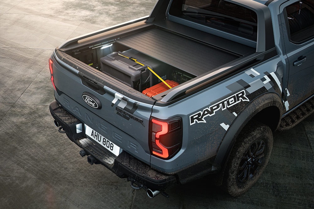 Vista trasera de un Ranger Raptor azul aparcada, en la que se destaca la persiana enrollable eléctrica.