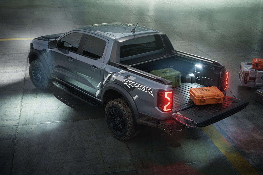 Vista trasera de un Ford Ranger Raptor, en la que se destaca la iluminación zonal exterior del vehículo.