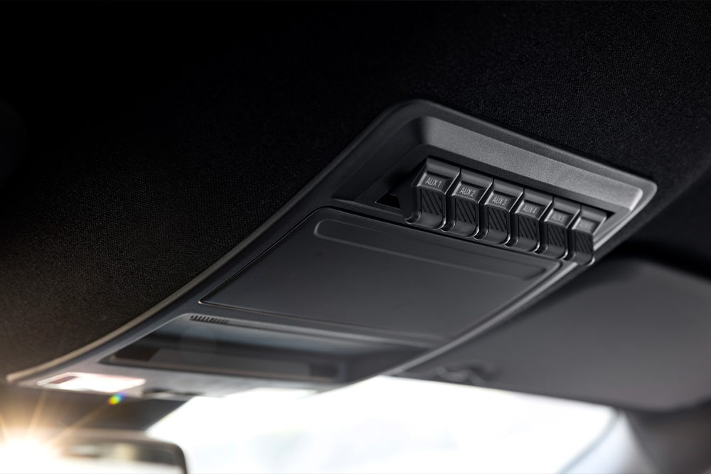 Primer plano de los interruptores auxiliares para equipamiento adicional de un Ford Ranger Raptor.